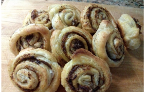 Girelle di pasta sfoglia con patè di olive