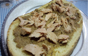 BRUSCHETTONA CON PATÉ DI OLIVE VERDI E TONNO